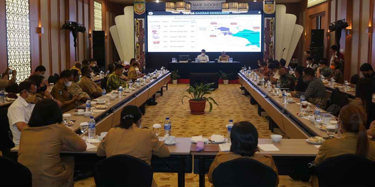 High level meeting tim implementasi pengendalian inflasi daerah di Hotel Grand Mozza Timika, Selasa (30/3/2021). Foto: Anti Patabang/Papua60detik